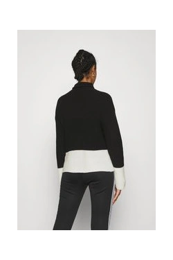 TURTLE NECK COLOR BLOCK